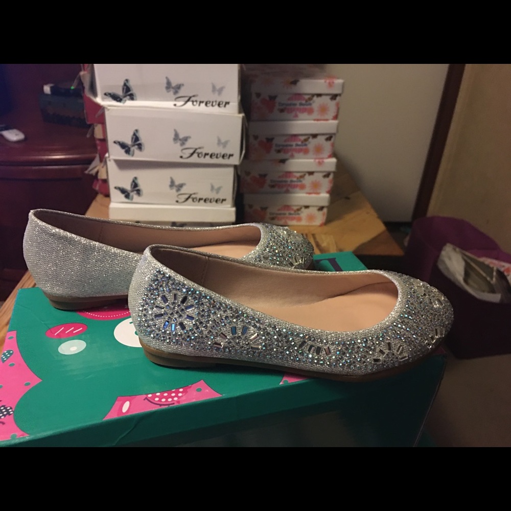 Silver gems 💎 flat little girls dress shoes